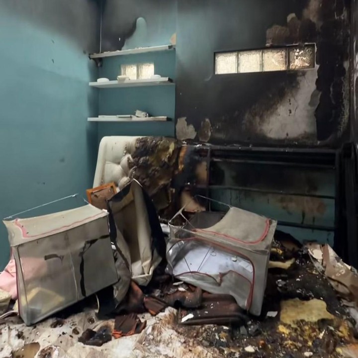 <p>Ia pun menjelaskan kronologi kebakarannya terjadi pukul 03.00 pagi saat para penghuni rumah tengah tidur. &ldquo;Kejadiannya jam 03.00 pagi, kita bangun dalam keadaan rumah sudah terbakar sebagian, api sudah besar banget, penuh dengan asap tebal.. yang kepikir cuma nyelametin diri, anak-anak, dan keluarga,&rdquo; jelasnya.&nbsp;(Foto: Instagram @ratuisyellnrzr)</p>