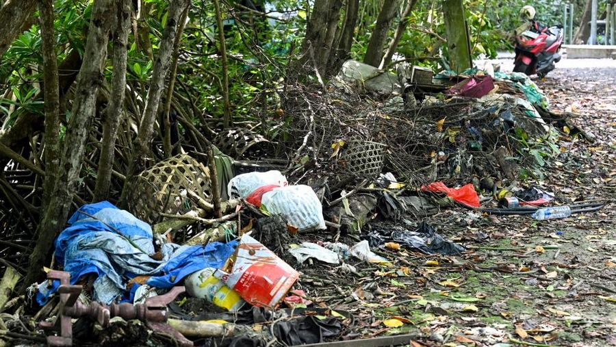Sampah plastik terlihat berceceran di bawah pohon bakau di pusat konservasi bakau dekat Denpasar di pulau wisata Bali, pada 30 April 2026. (Photo by SONNY TUMBELAKA / AFP)