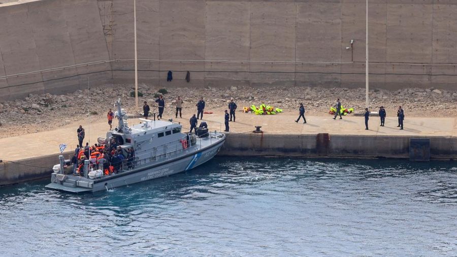 Sebuah kapal Penjaga Pantai Yunani memindahkan para aktivis dari Global Sumud Flotilla, nan dicegat di perairan internasional oleh Angkatan Laut Israel, di pelabuhan Atherinolakkos, di pulau Kreta, Yunani, 1 Mei 2026.