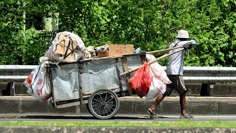 Seorang pemulung menarik gerobak nan penuh dengan sampah plastik di Denpasar, pulau wisata Bali, Indonesia, pada 30 April 2026.