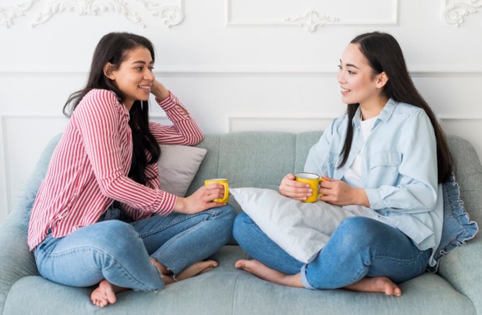 Social introvert lebih suka interaksi dalam lingkar kecil dibanding keramaian. Mereka tetap menikmati sosial, tapi butuh waktu untuk recharge energi./ Foto: freepik.com