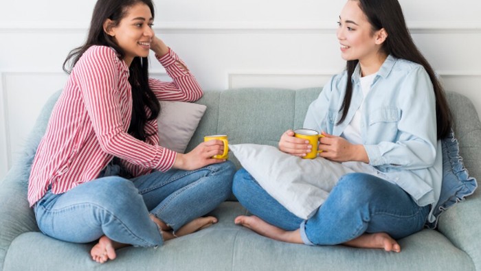 Social introvert lebih suka interaksi dalam lingkar kecil dibanding keramaian. Mereka tetap menikmati sosial, tapi butuh waktu untuk recharge energi./ Foto: freepik.com
