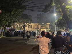 Polisi Pukul Mundur Massa Demo Ricuh di Tamansari Bandung