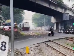 Viral Pemotor-Pejalan Kaki Terobos Perlintasan Nyaris Tertemper KA di Cimahi