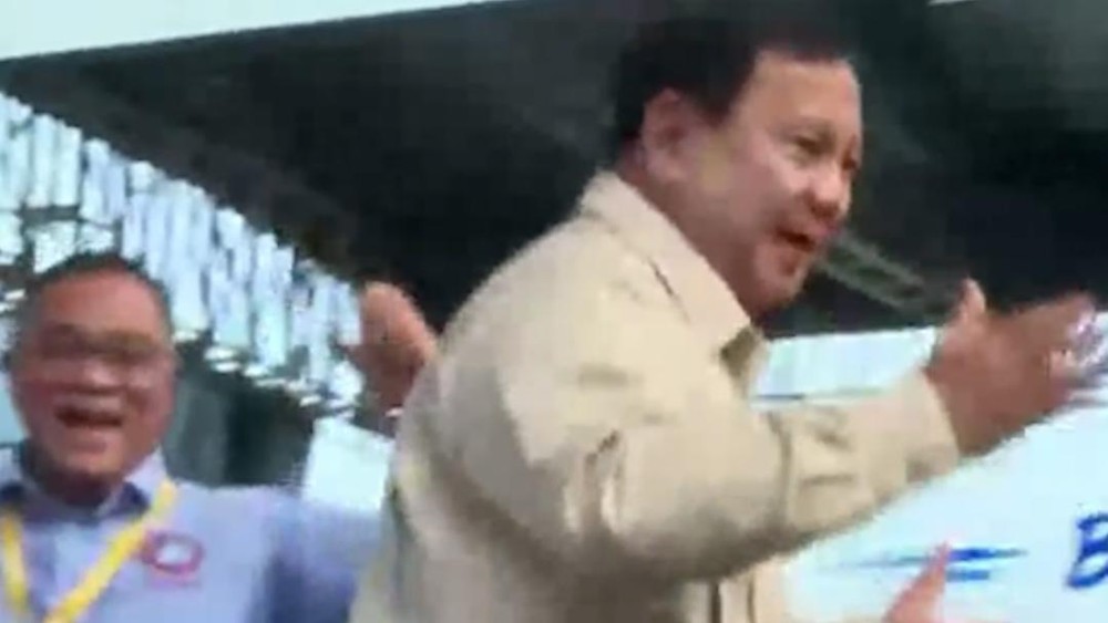 Presiden Prabowo Bikin Monas Bergetar: Topi Melayang!