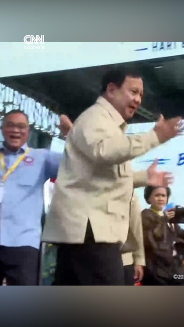 Momen Prabowo 'Joget Gemoy' dan Lempar Topi di Atas Panggung May day