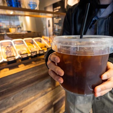 Waspada! Minum Kopi Less Sugar atau No Sugar Bisa Jadi Bumerang untuk Kulit