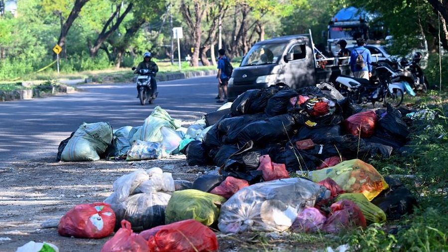 Tumpukan sampah terlihat di jalanan Denpasar, pulau wisata Bali, Indonesia, pada 24 April 2026.