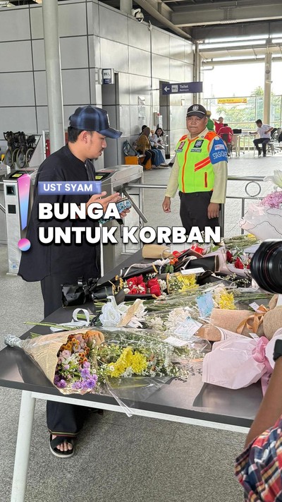 Video: Stasiun Bekasi Timur Dipenuhi Bunga, Ustaz Syam Ikut Doakan Korban