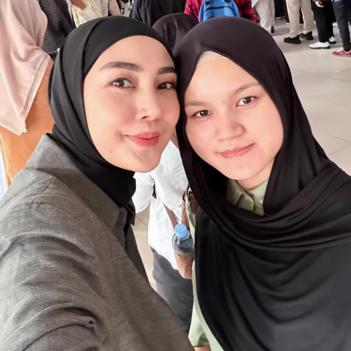 <p>Kayla Aeeshya adalah putri pasangan Arie Untung dan Fenita Arie. Belum lama ini, Arie dan Fenita mengabarkan bahwa sang putri berhasil menorehkan prestasi yang membanggakan, yakni diterima sebagai mahasiswa Universitas Indonesia (UI). Kayla masuk UI lewat jalur International Undergraduate Program (IUP) atau jalur seleksi kelas internasional di perguruan tinggi (PTN/PTS) yang menggunakan Bahasa Inggris sebagai pengantar. Kayla diterima di Program Studio Arsitektur, Fakultas Teknik. (Foto: Instagram @ariekuntung)</p>