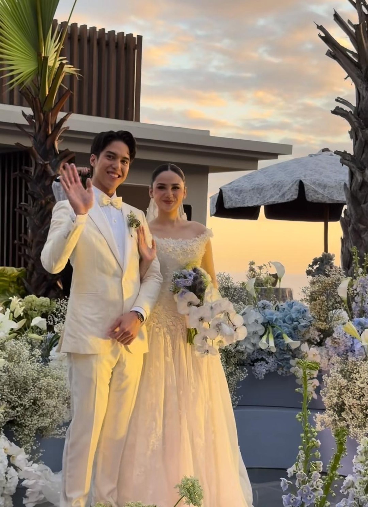 Bertabur Bunga&comma; El Rumi dan Syifa Hadju Gelar Resepsi Pernikahan di Bali