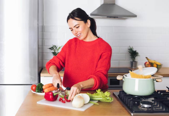Capricorn menikmati proses memasak dengan penuh kesabaran dan ketelitian. Mereka rela melakukan proses panjang demi hasil makanan yang maksimal./ Foto: freepik.com