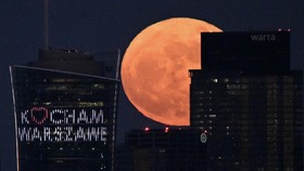 FOTO: Melihat Pesona Flower Moon di Penjuru Dunia