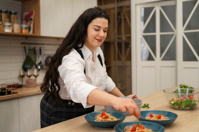 Gemini suka mencoba kombinasi rasa baru dan makanan dari berbagai budaya. Kreativitas mereka membuat hasil masakan terasa unik dan nggak membosankan./ Foto: freepik.com