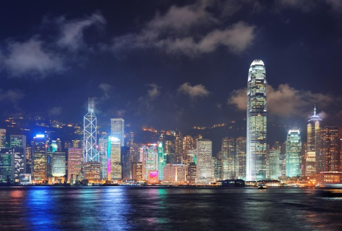 Hong Kong dikenal memiliki budaya kerja yang sangat kompetitif dan penuh tekanan. Tingginya tuntutan finansial membuat banyak pekerja sulit menikmati work-life balance yang sehat./ Foto: freepik.com/TravelScape