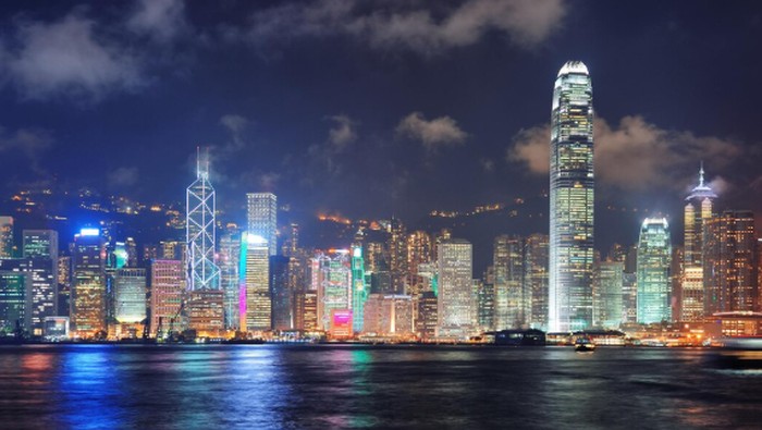 Hong Kong dikenal memiliki budaya kerja yang sangat kompetitif dan penuh tekanan. Tingginya tuntutan finansial membuat banyak pekerja sulit menikmati work-life balance yang sehat./ Foto: freepik.com/TravelScape