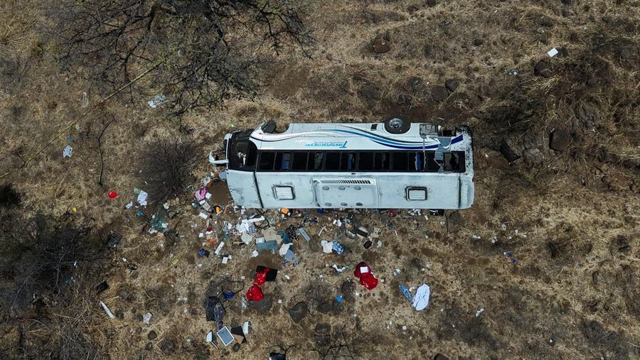 Insiden bus tergelincir dari jalan raya menyebabkan 11 orang tewas dan 31 lainnya terluka di dekat kota Amatlan de Canas, negara bagian Nayarit bagian barat, Meksiko, Jumat (1/5/2026). (REUTERS/Christian Ruano)