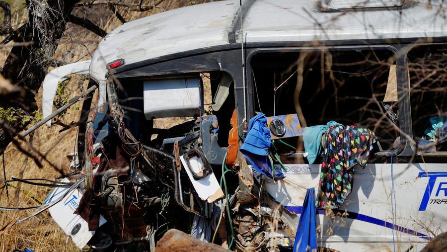 Insiden bus tergelincir dari jalan raya menyebabkan 11 orang tewas dan 31 lainnya terluka di dekat kota Amatlan de Canas, negara bagian Nayarit bagian barat, Meksiko, Jumat (1/5/2026). (REUTERS/Christian Ruano)