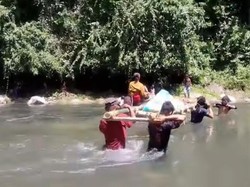 Jenazah di Polman Ditandu 10 Km Lewati Hutan-Sungai gegara Jalan Rusak