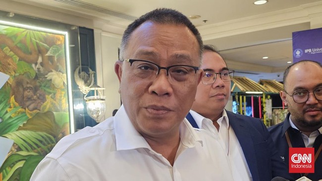Menteri Lingkungan Hidup Jumhur Hidayat meminta pelaku perusakan lingkungan segera menghentikan aktivitasnya.