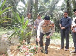 Sampaikan Dukacita, Kapolres Rohil Hadiri Pemakaman Bocah Korban Pemerkosaan