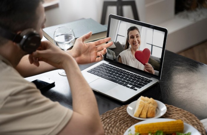 Orang yang serius biasanya punya sikap konsisten dan bisa diandalkan. Mereka menunjukkan komitmen lewat tindakan nyata, bukan sekadar kata-kata manis./ Foto: freepik.com