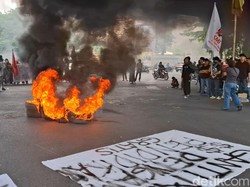 Massa Demo Hardiknas Mulai Padati Kawasan Flyover Makassar, Lalin Tersendat