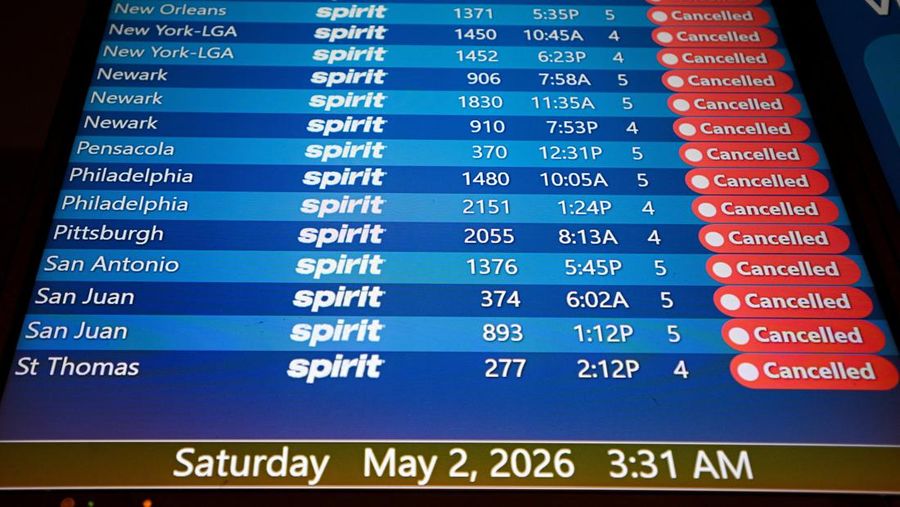 Papan keberangkatan menampilkan penerbangan Spirit Airlines nan dibatalkan di Bandara Internasional Orlando, Florida, AS, Sabtu (2/5/2026). (REUTERS/Miguel Rodriguez)
