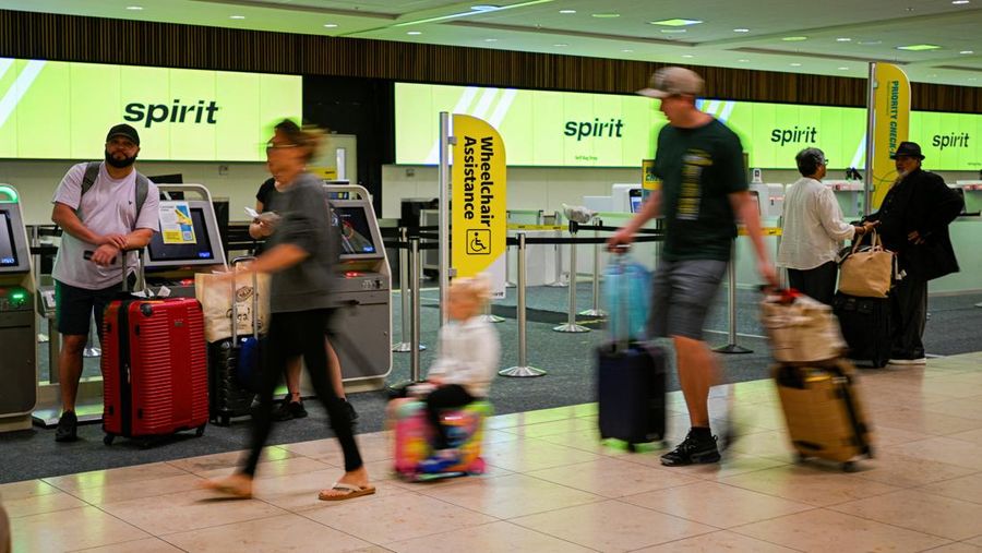 Para penumpang melangkah di Bandara Internasional Orlando, Florida, AS, Sabtu (2/5/2026). (REUTERS/Miguel Rodriguez)
