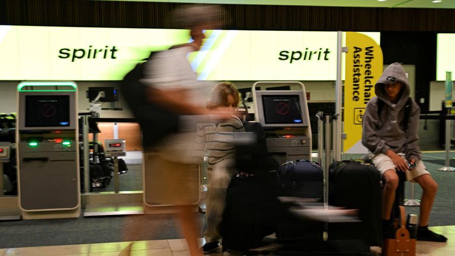 Para penumpang melangkah di Bandara Internasional Orlando, Florida, AS, Sabtu (2/5/2026). (REUTERS/Miguel Rodriguez)