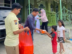Pegadaian Salurkan Bantuan ke Warga Sekitar Lingkungan Masjid di Medan