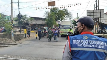 Perlintasan TKP Taksi Tertemper di Bekasi Kini Dijaga Petugas KAI-TNI