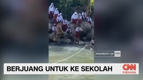 VIDEO: Perjuangan Siswa SD Seberangi Sungai Demi Sekolah, Viral!