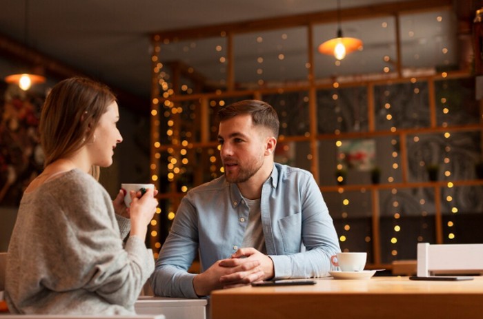 Pasangan yang serius biasanya benar-benar memperhatikan apa yang kamu rasakan dan pikirkan. Mereka nggak cuma mendengar, tapi juga menunjukkan perhatian lewat respons yang tulus dan konsisten./ Foto: freepik.com