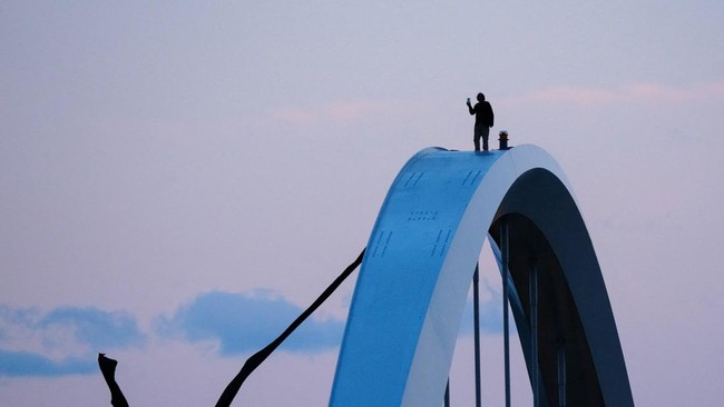 Geger Hari Buruh! Pria Nekat Kuasai Puncak Jembatan di Wasington