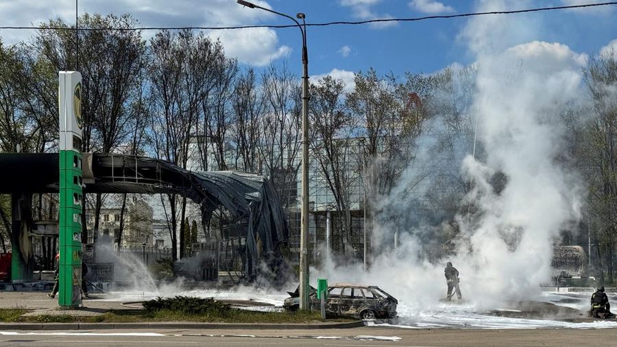 Serangan drone Rusia libas SPBU di Kharkiv, Ukraina, Sabtu (2/5/2026). (REUTERS/Vitalii Hnidyi)