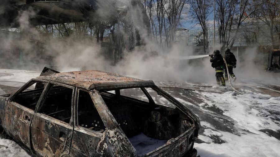 Serangan drone Rusia libas SPBU di Kharkiv, Ukraina, Sabtu (2/5/2026). (REUTERS/Vitalii Hnidyi)