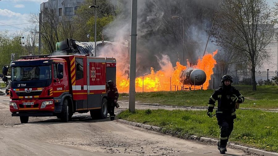 Serangan drone Rusia libas SPBU di Kharkiv, Ukraina, Sabtu (2/5/2026). (REUTERS/Vitalii Hnidyi)