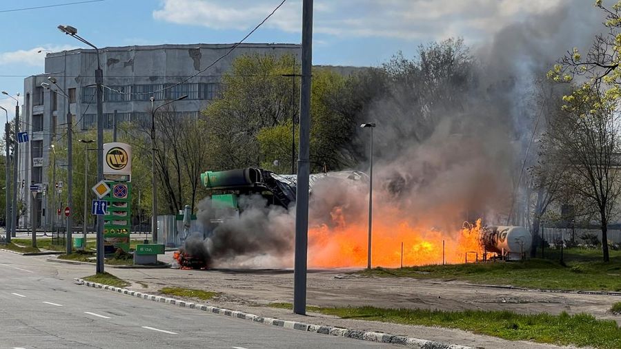 Serangan drone Rusia libas SPBU di Kharkiv, Ukraina, Sabtu (2/5/2026). (REUTERS/Vitalii Hnidyi)