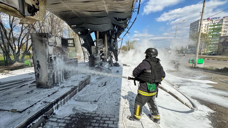 Serangan drone Rusia libas SPBU di Kharkiv, Ukraina, Sabtu (2/5/2026). (REUTERS/Vitalii Hnidyi)