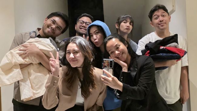 Sheila Dara Bagikan Pakaian Vidi Aldiano Ke Sahabat Mendiang