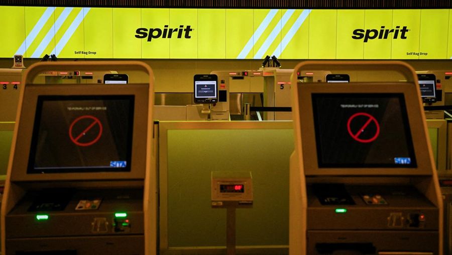 Suasana konter penyerahan bagasi berdikari Spirit Airlines di Bandara Internasional Orlando, Florida, Sabtu (2/5/2026). (REUTERS/Miguel Rodriguez)