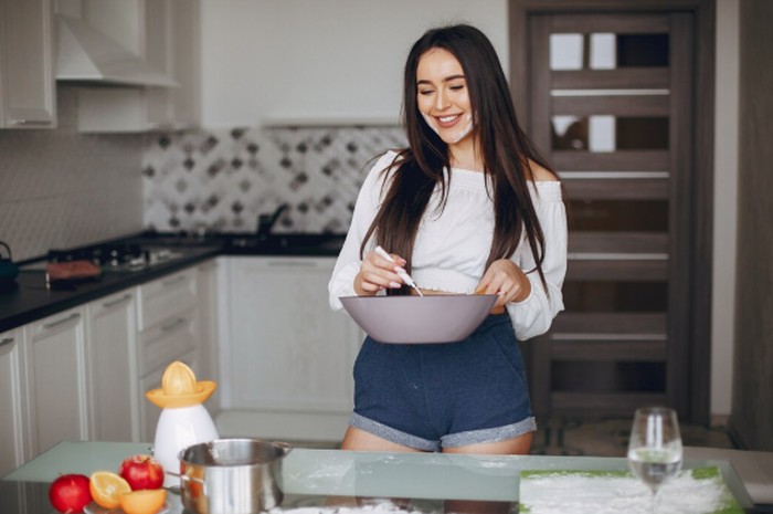 Taurus punya hubungan kuat dengan indera mereka, termasuk soal rasa dan aroma makanan. Nggak heran kalau zodiak ini sering jadi jagoan di dapur./ Foto: freepik.com/prostooleh