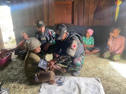 Satgas TNI Jemput Bola Beri Layanan Kesehatan Masyarakat Pelosok Papua
