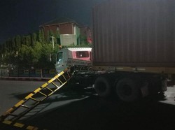 Portal Penghalang Truk di Ngaliyan Semarang Ambruk Ditabrak Tronton
