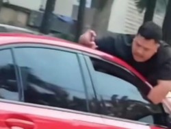 Video Viral Pria Nemplok Kap Mobil di Jakbar, Diduga Masalah Keluarga