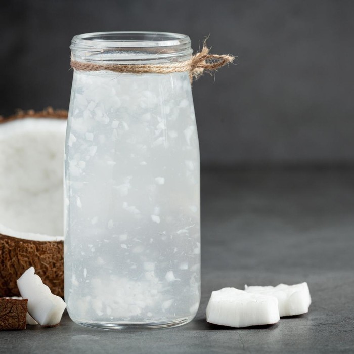 Air kelapa merupakan minuman untuk kesehatan organ intim yang membantu menjaga hidrasi dan keseimbangan cairan tubuh.