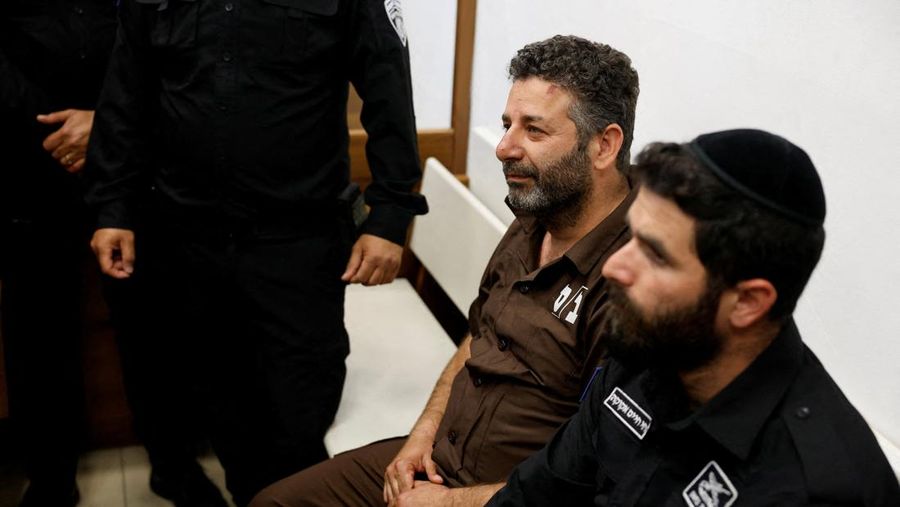 Anggota aktivis Global Sumud Flotilla nan ditahan oleh Israel, duduk di pengadilan pengadil untuk sidang perpanjangan penahanan di Ashkelon, Israel, Minggu (3/5/2026). (REUTERS/Amir Cohen)