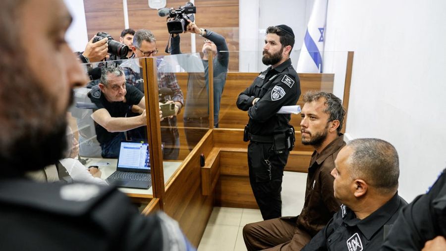 Anggota aktivis Global Sumud Flotilla nan ditahan oleh Israel, duduk di pengadilan pengadil untuk sidang perpanjangan penahanan di Ashkelon, Israel, Minggu (3/5/2026). (REUTERS/Amir Cohen)