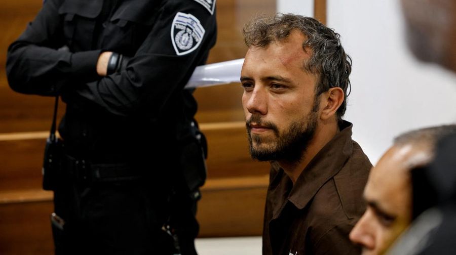 Anggota aktivis Global Sumud Flotilla nan ditahan oleh Israel, duduk di pengadilan pengadil untuk sidang perpanjangan penahanan di Ashkelon, Israel, Minggu (3/5/2026). (REUTERS/Amir Cohen)